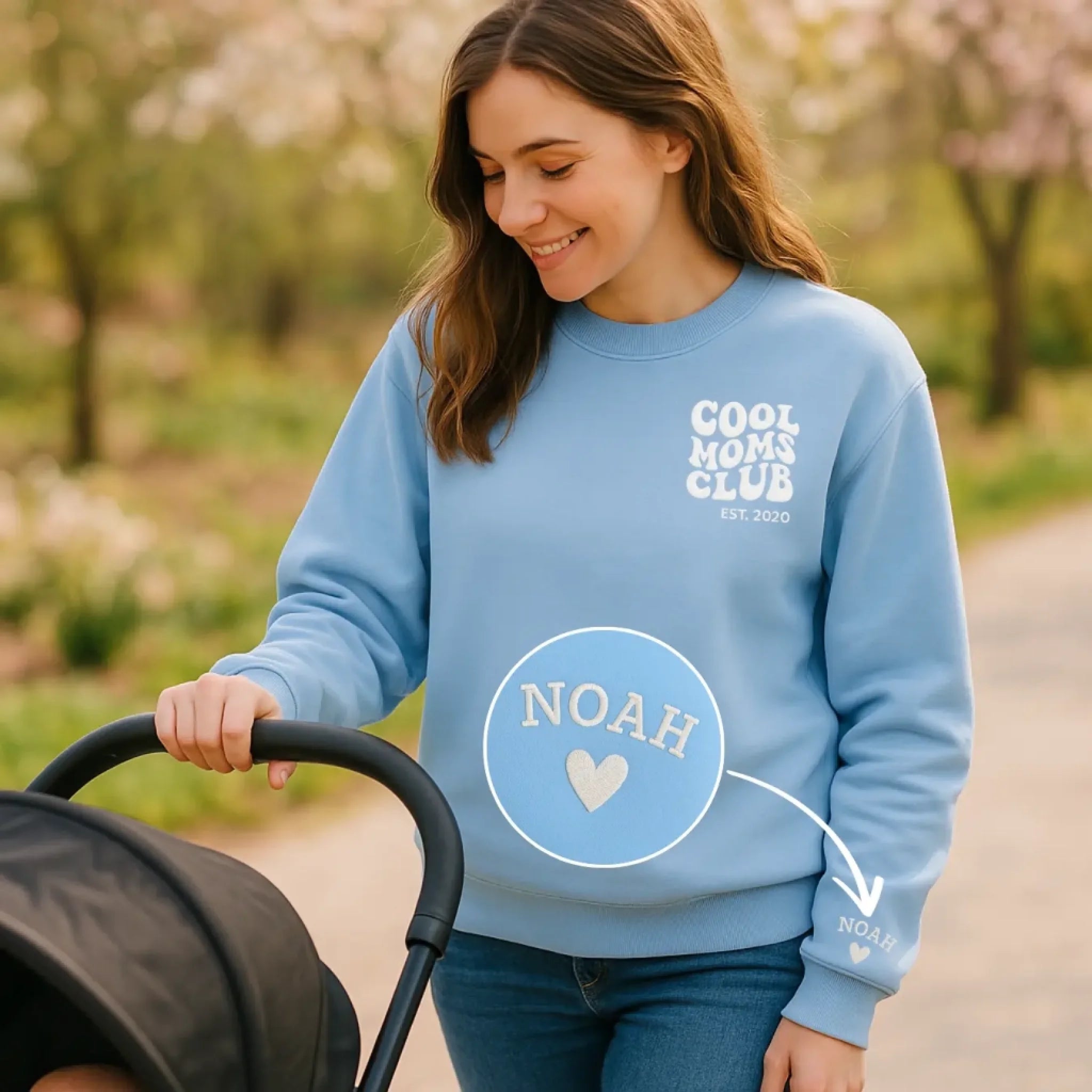Cool_Moms_Club_-_Personalisiertes_Sweatshirt_mit_Kindernamen_und_Datum_-_Light_Blue_-_Happy_Woman_With_Baby_Stroller_Spring