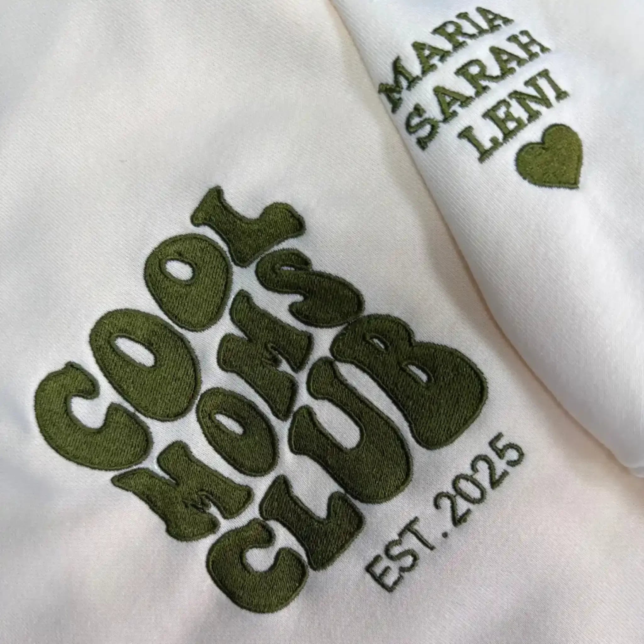 Cool_Moms_Club_-_Personalisiertes_Sweatshirt_mit_Kindernamen_und_Datum_-_White_Green_-_Real_Product_Close_Up_2