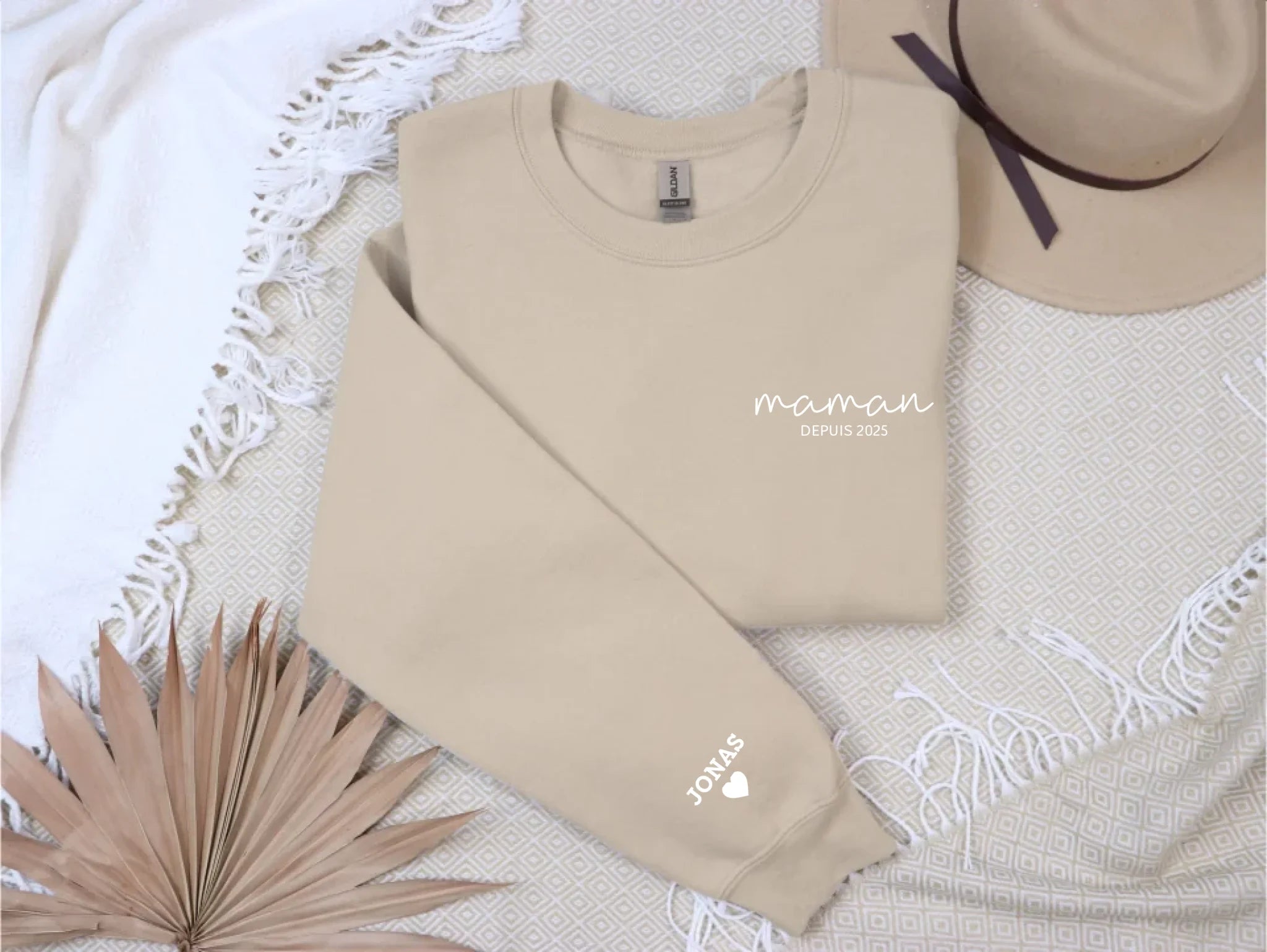 “maman” - Sweat-shirt personnalisé brodé avec les prénoms des enfants et la date