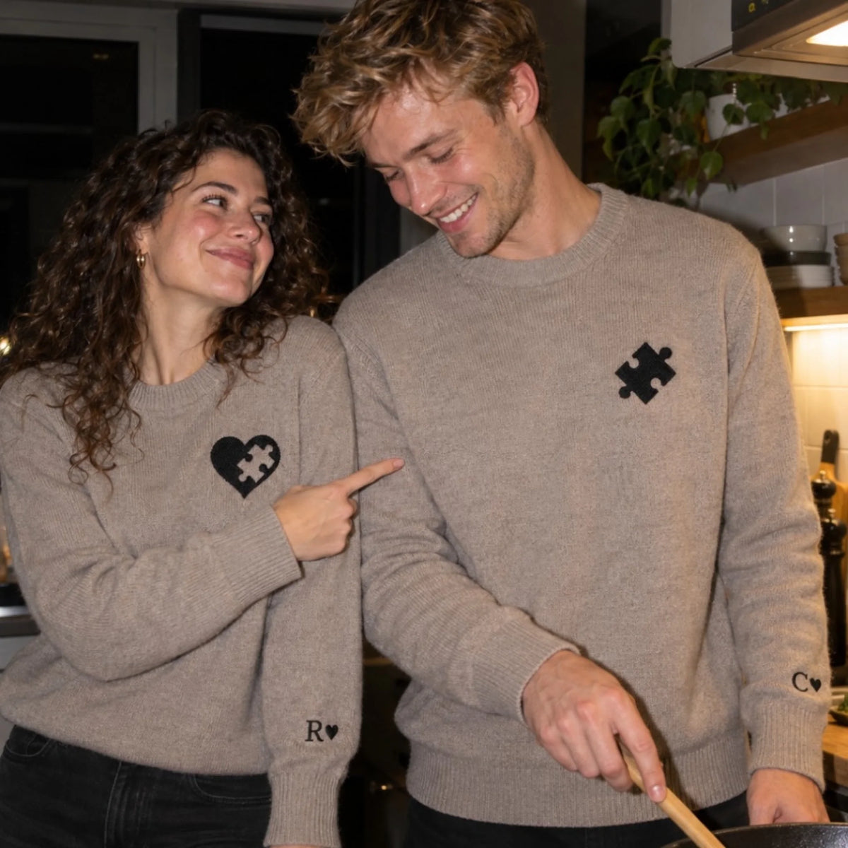 Paar kocht gemeinsam in Partner-Pullovern