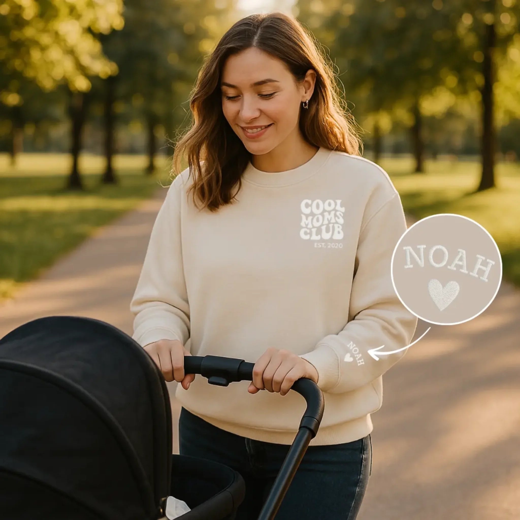 Cool_Moms_Club_-_Personalisiertes_Sweatshirt_mit_Kindernamen_und_Datum_-_Beige_-_Woman_With_Stroller_-_Zoom_Effect