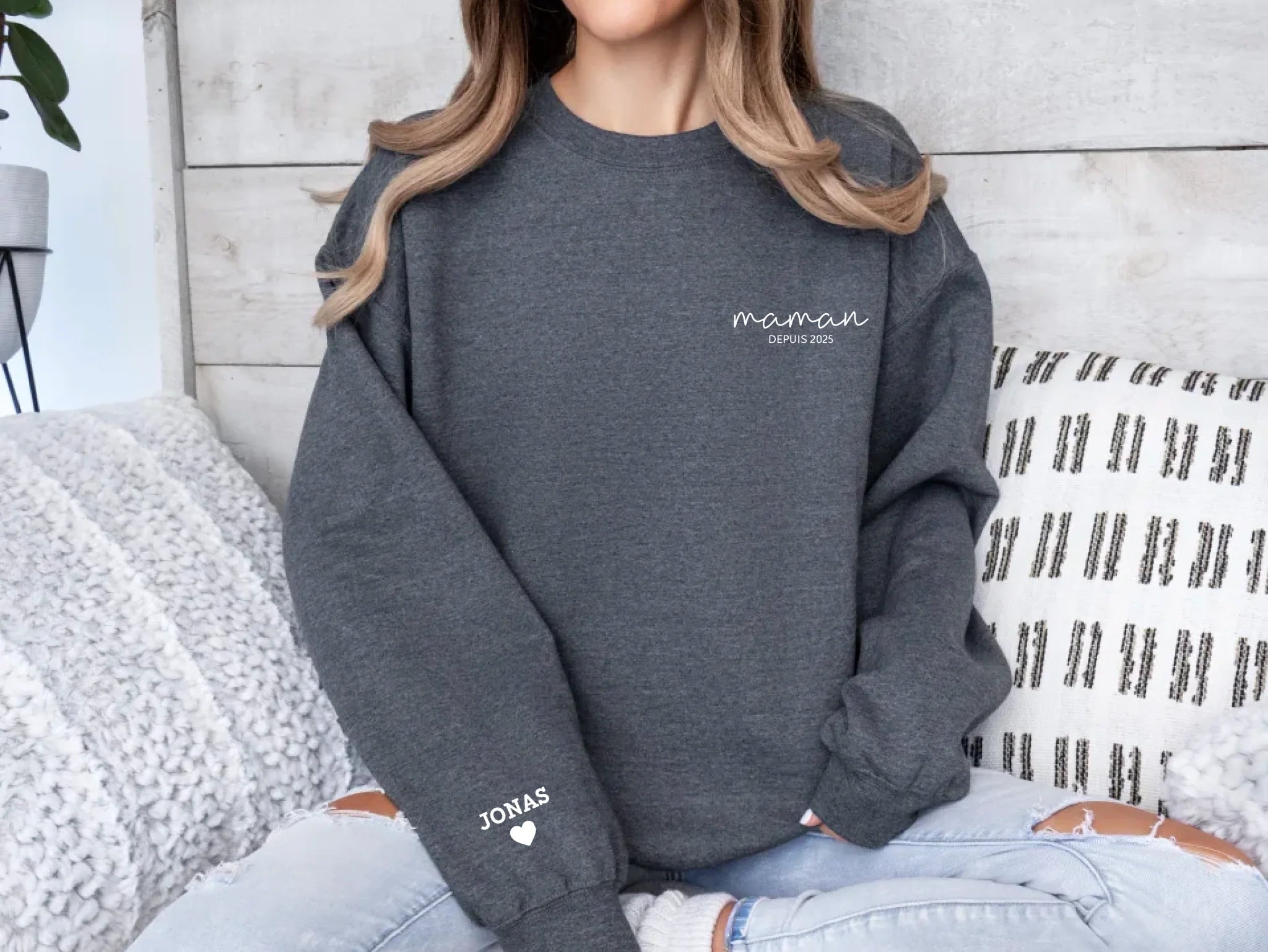 “maman” - Sweat-shirt personnalisé brodé avec les prénoms des enfants et la date