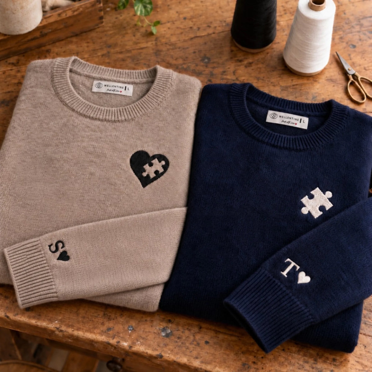 Partner-Pullover als Geschenk flach auf Holztisch gelegt